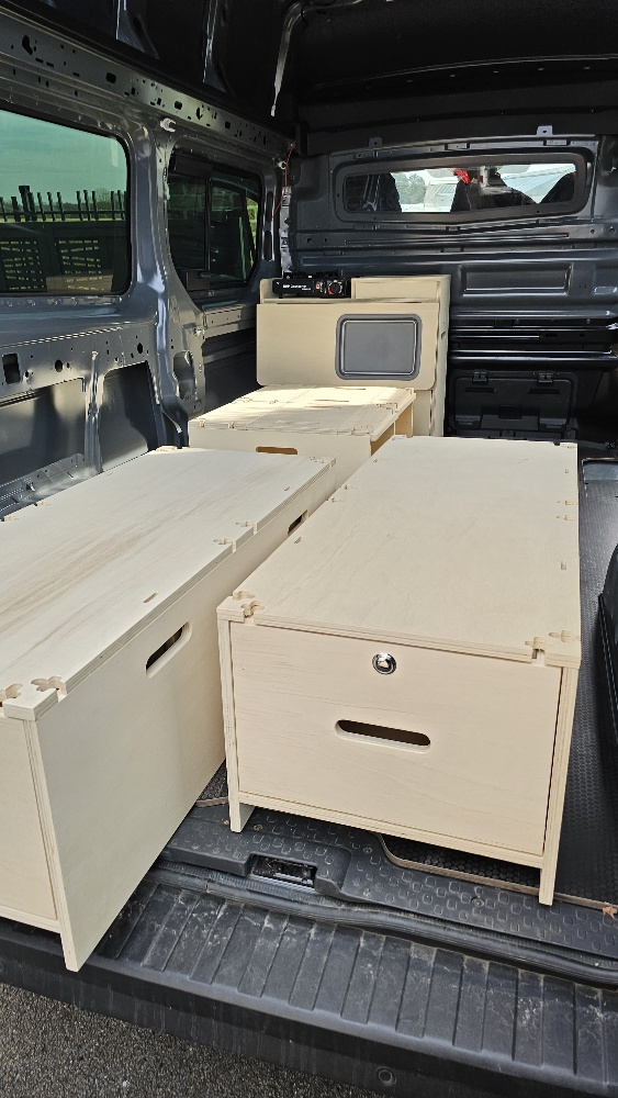 Ford Transit Custom au showroom VanHolidays de Gembloux pour un essai d'aménagement amovible