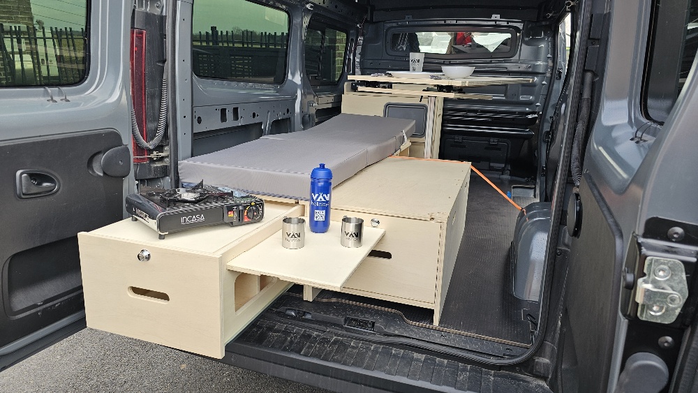 Caissons Mobikit avec cuisinière et évier dans un Ford Transit Custom
