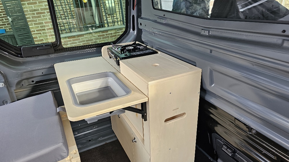 Ford Transit Custom aménagé avec un Mobikit Box VanAV installé à l'arrière