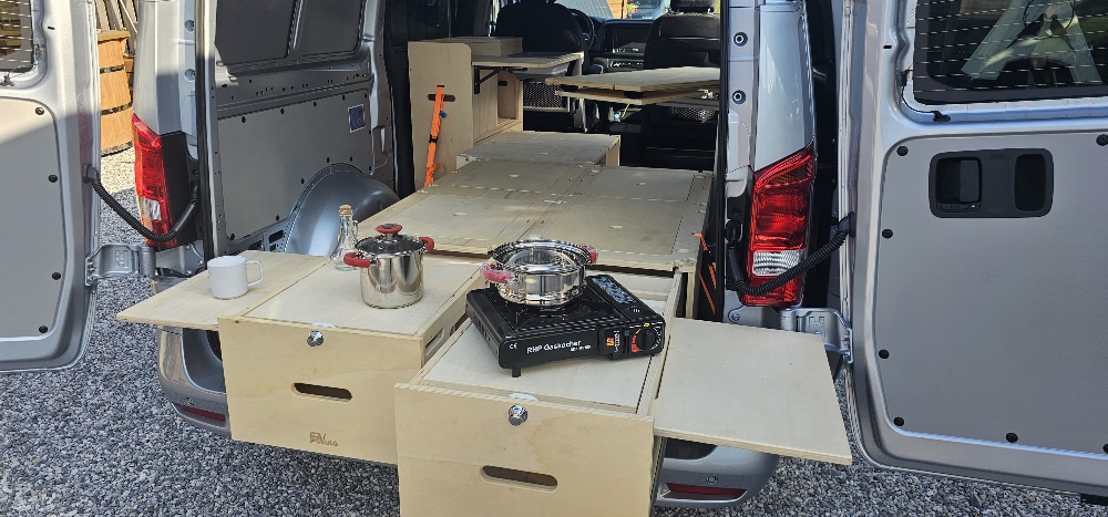Caissons Mobikit VanAV rangés dans le coffre d'un Opel Combo