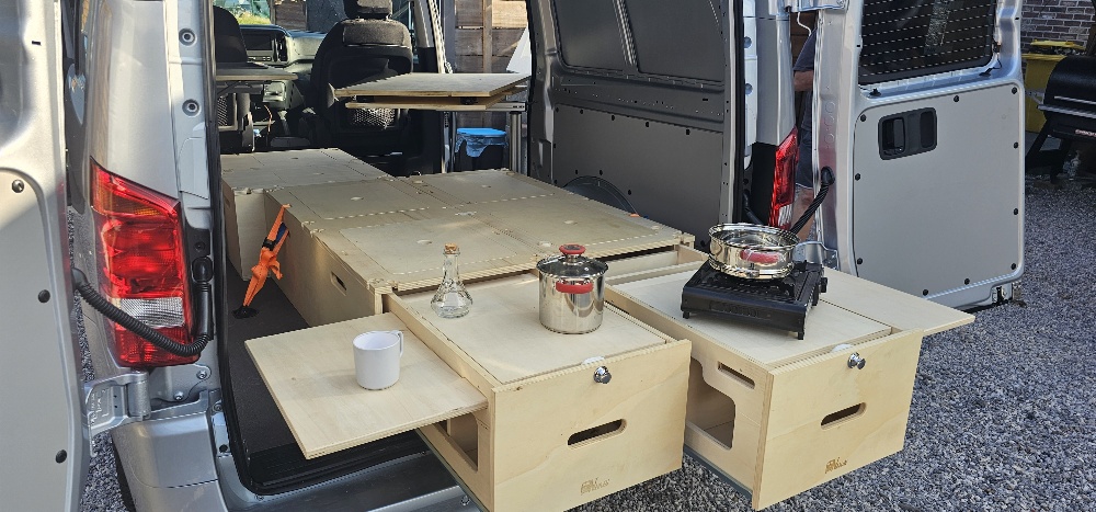 Opel Combo aménagé avec couchage amovible installé à l'arrière