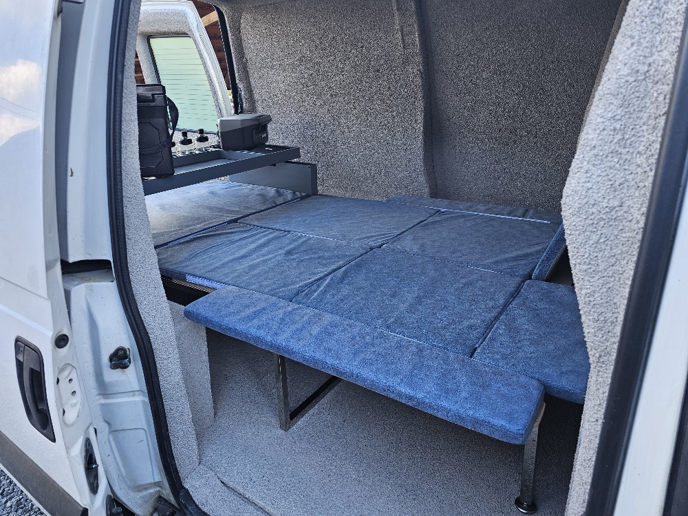 Caissons Mobikit VanAV avec réchaud dans un Citroën Jumpy