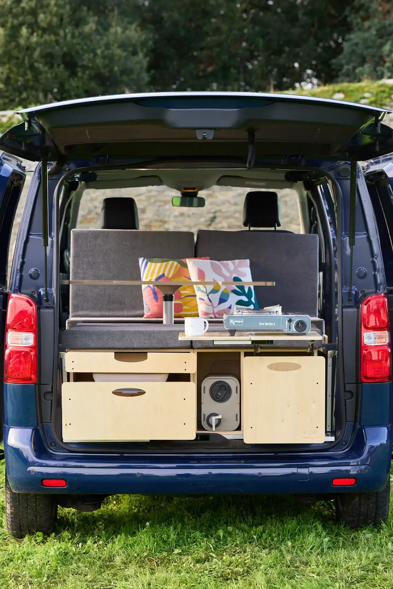 Van aménagé en Belgique avec un kit amovible VanHolidays
