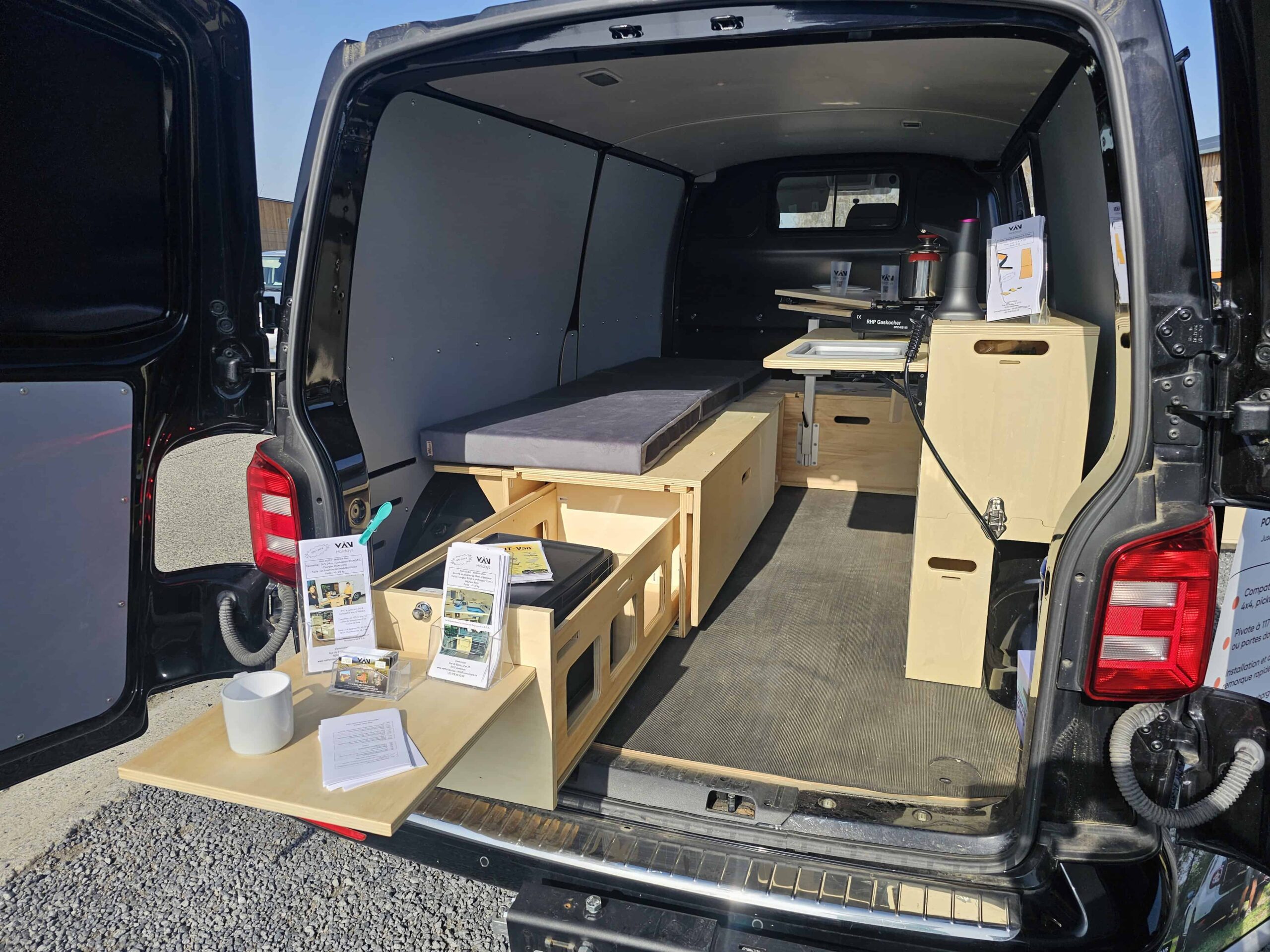 Aménagement camionnette dans l’atelier VanHolidays à Gembloux