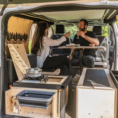 Showroom de vans aménagés VanHolidays à Gembloux, près de Namur