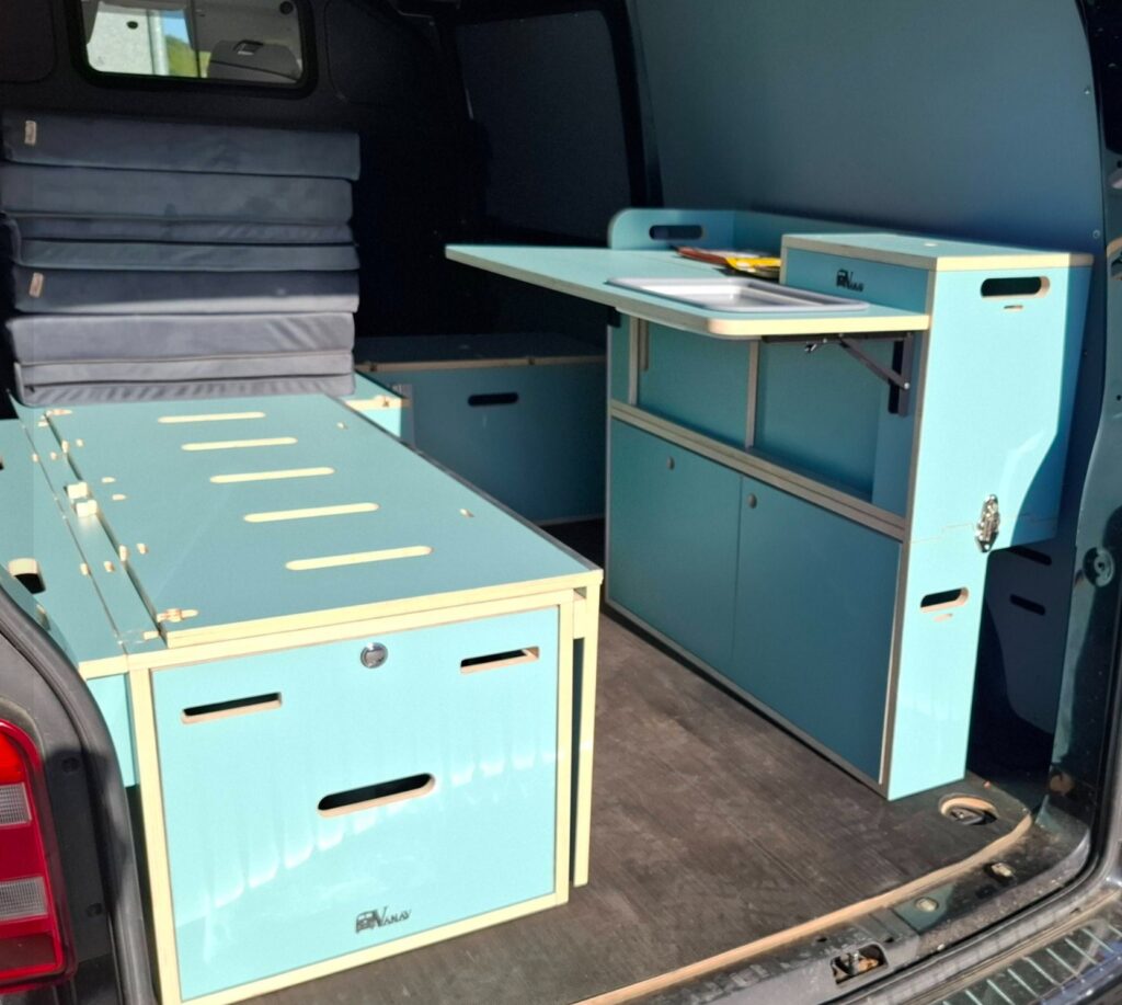 Caissons Mobikit VanAV installés dans un VW Transporter pour le rangement