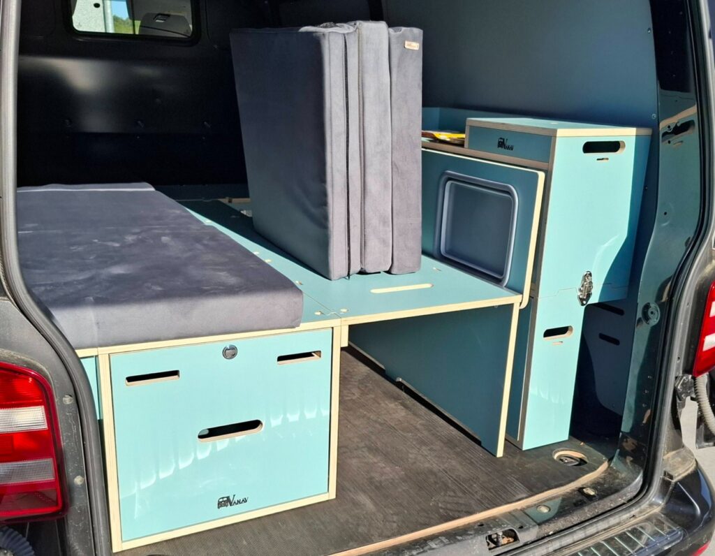 Espace de chargement d'un VW Transporter libéré après le démontage de l'aménagement amovible
