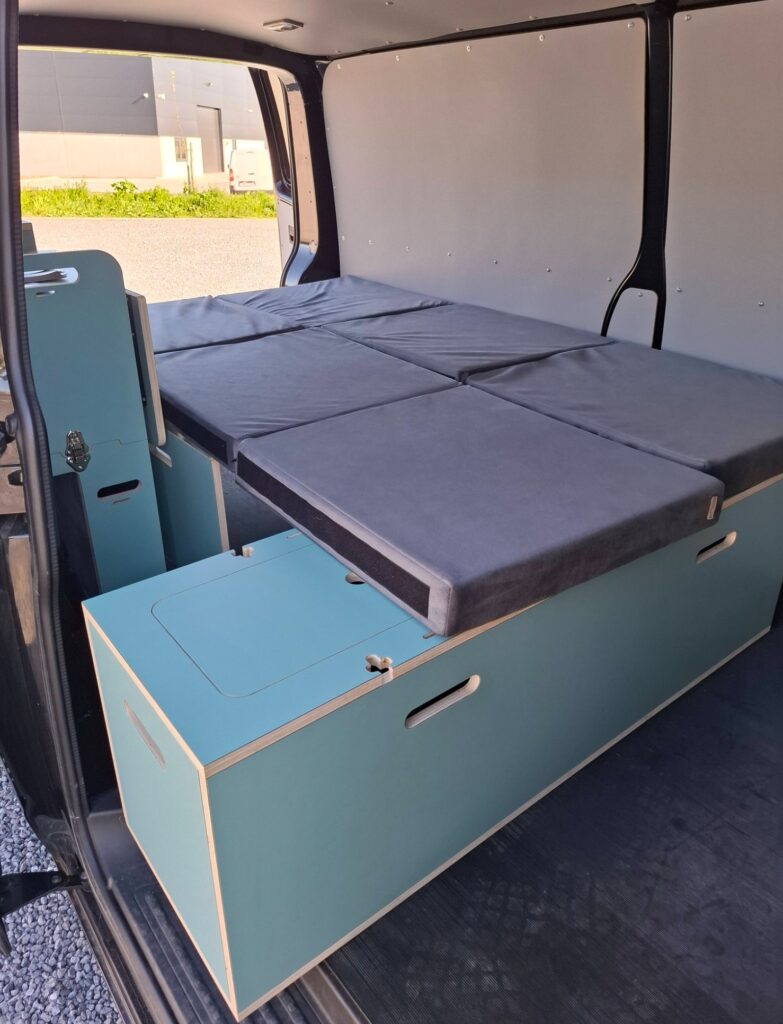 Espace de chargement d'un VW Transporter libéré après le démontage de l'aménagement amovible