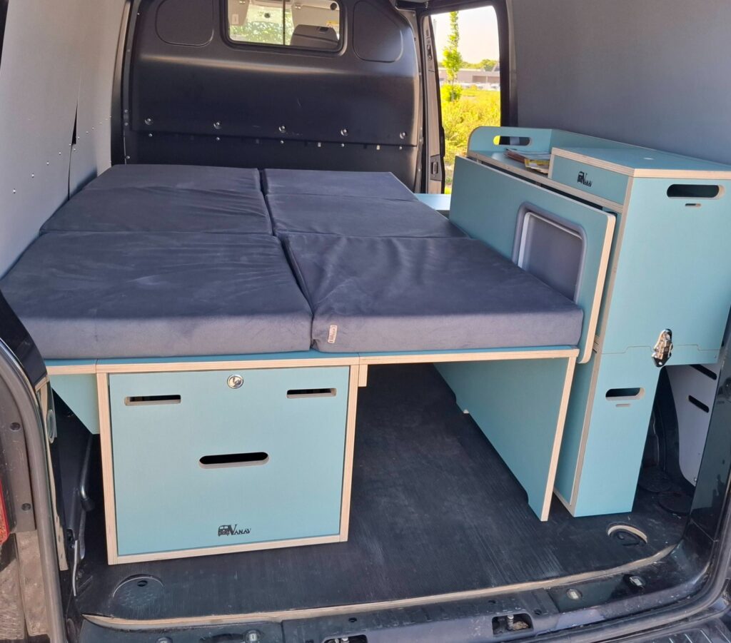 Espace de chargement d'un VW Transporter libéré après le démontage de l'aménagement amovible